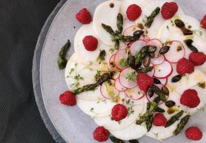 Leichtes Mairübencarpaccio mit Spargel und Himbeeren
