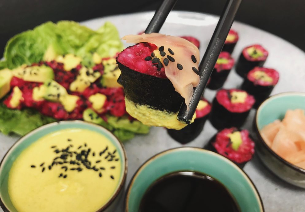 Veganes Sushi mit Kurkuma-Cashew-Dip
