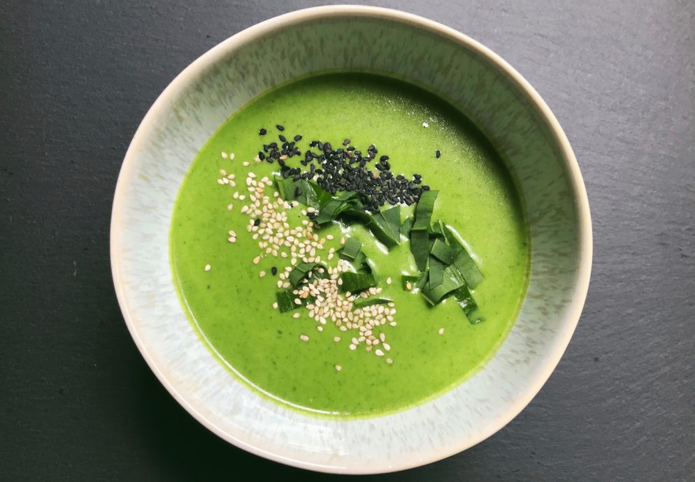 Vegane Bärlauch-Suppe mit Erbsen und Sesam