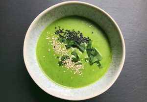 Vegane Bärlauch-Suppe mit Erbsen und Sesam