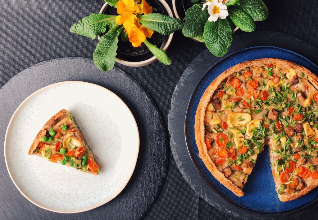 Vegane Quiche mit Kartoffelboden