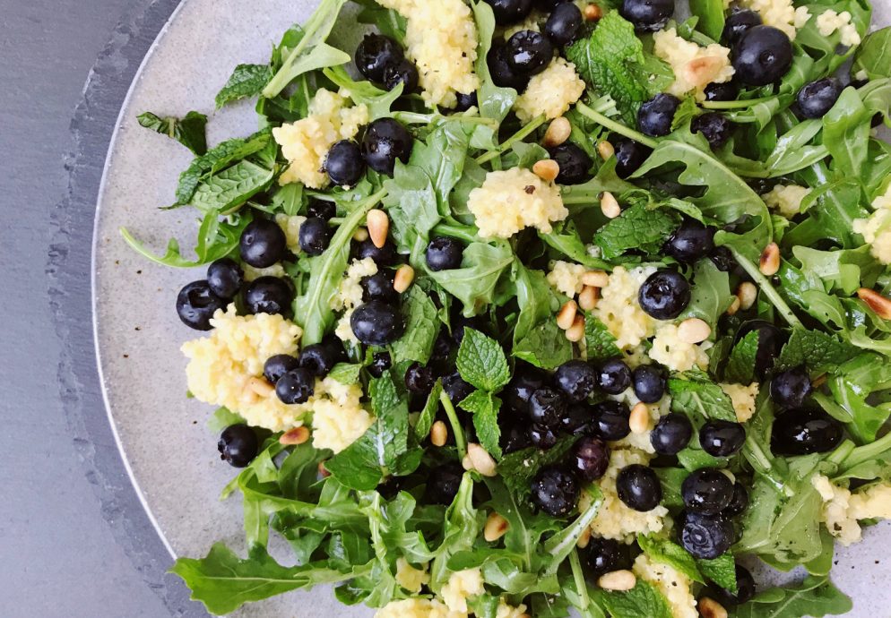 Veganer Hirsesalat mit Rucola, Blaubeeren & Minze