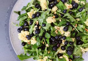 Veganer Hirsesalat mit Rucola, Blaubeeren & Minze